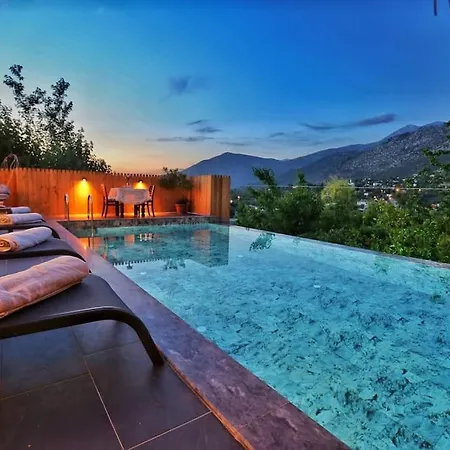 Antalya Uezuemlue Boelgesinde Oezel Havuzlu Villa