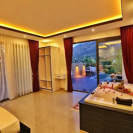 Antalya Uezuemlue Boelgesinde Oezel Havuzlu *