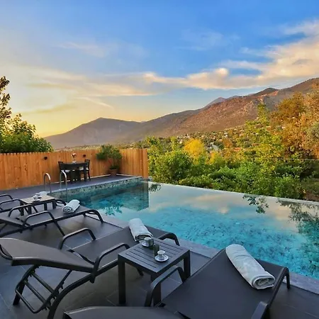 Villa Antalya Uezuemlue Boelgesinde Oezel Havuzlu Kaş