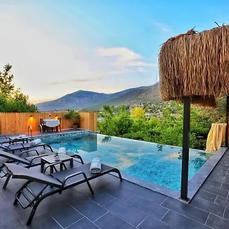Antalya Uezuemlue Boelgesinde Oezel Havuzlu Villa